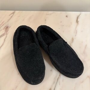 Men’s charcoal color Dearfoam Slippers